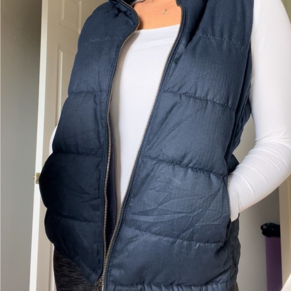 Navy puffer vest - Picture 5 of 11